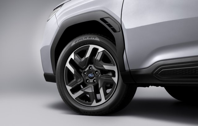 18 дюймдік дөңгелек дискілері (қара металлик + механикалық өңдеу)