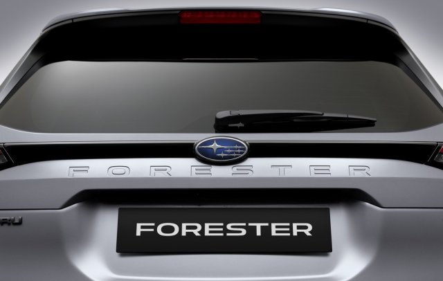Надпись Forester на крышке багажного отсека